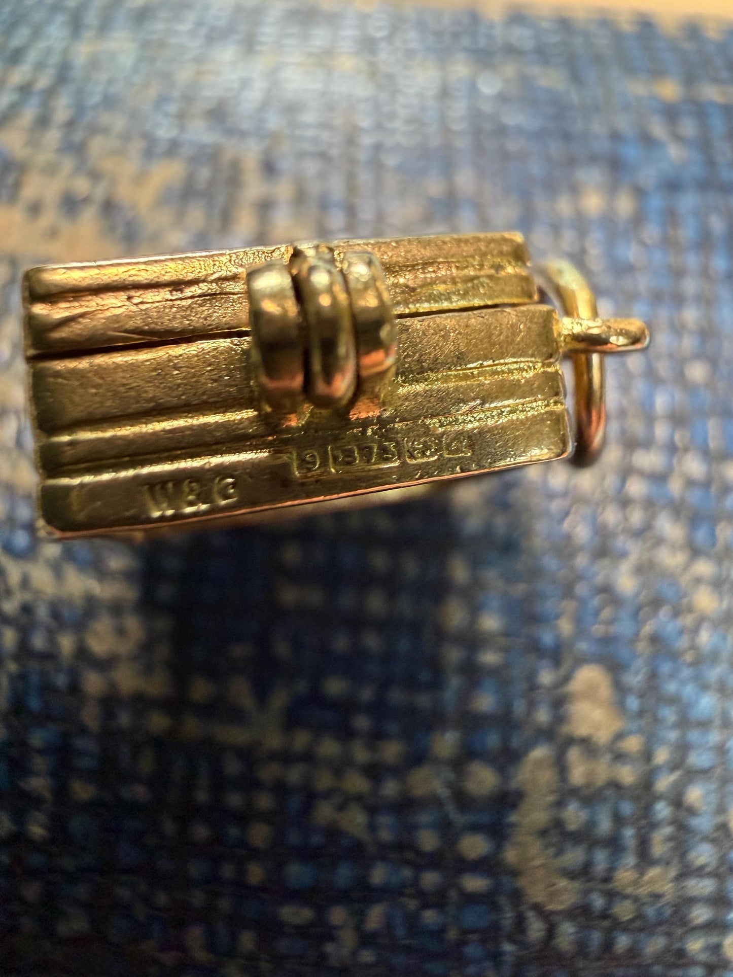 Old record player 9 ct charm / hallmarked in excellent condition - I still can’t find any other charms like this 3.61 g