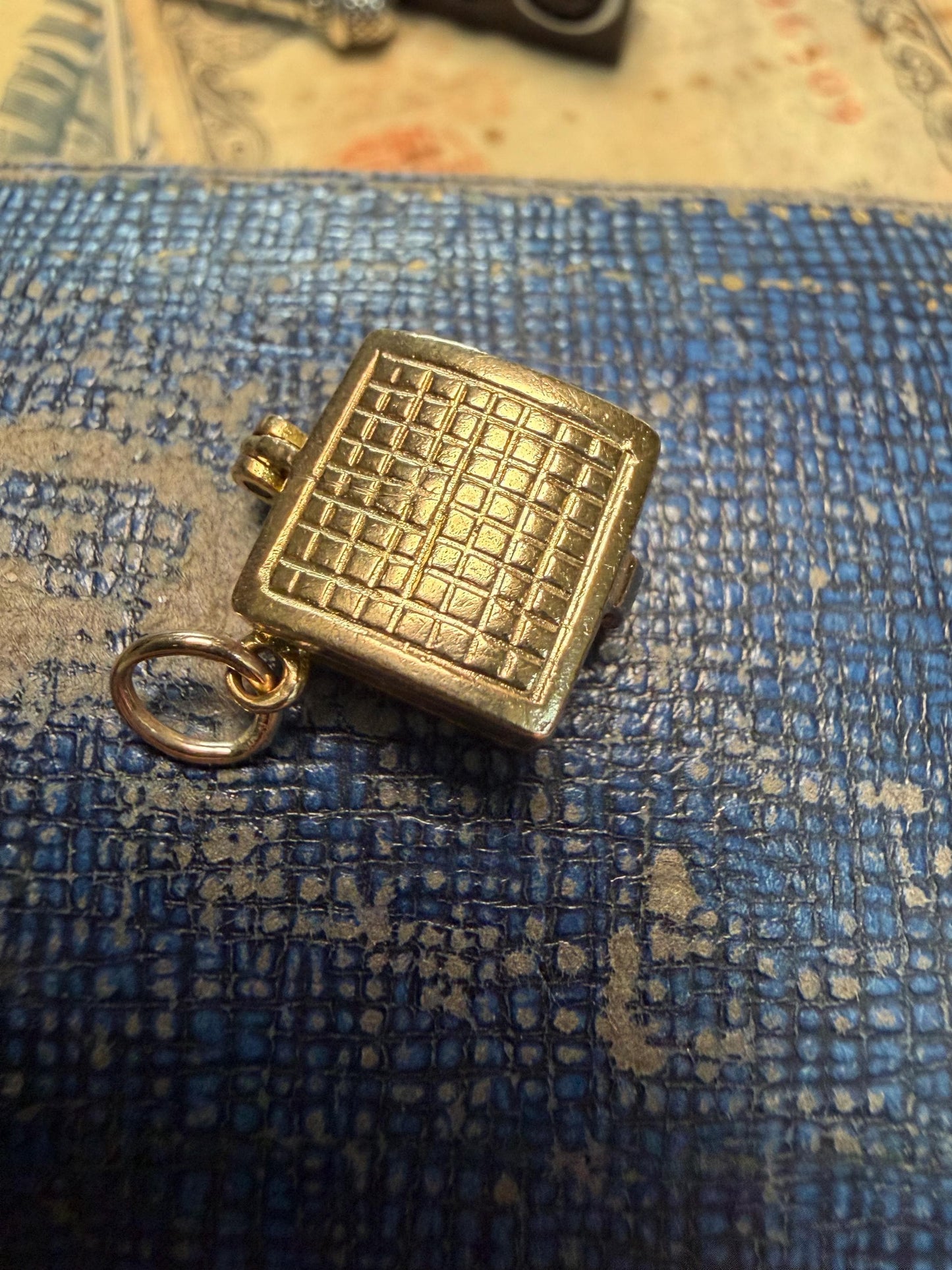 Old record player 9 ct charm / hallmarked in excellent condition - I still can’t find any other charms like this 3.61 g