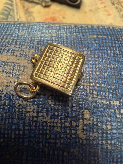 Old record player 9 ct charm / hallmarked in excellent condition - I still can’t find any other charms like this 3.61 g