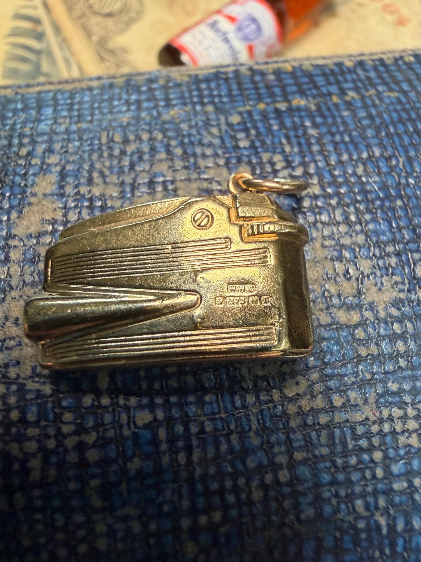 Lighter 9ct gold charm - beautiful condition full hallmarks - non - working item !