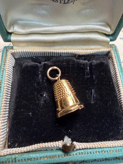 9ct gold thimble .92 grammes in weight - cleaned professionally - bright gold lovely condition