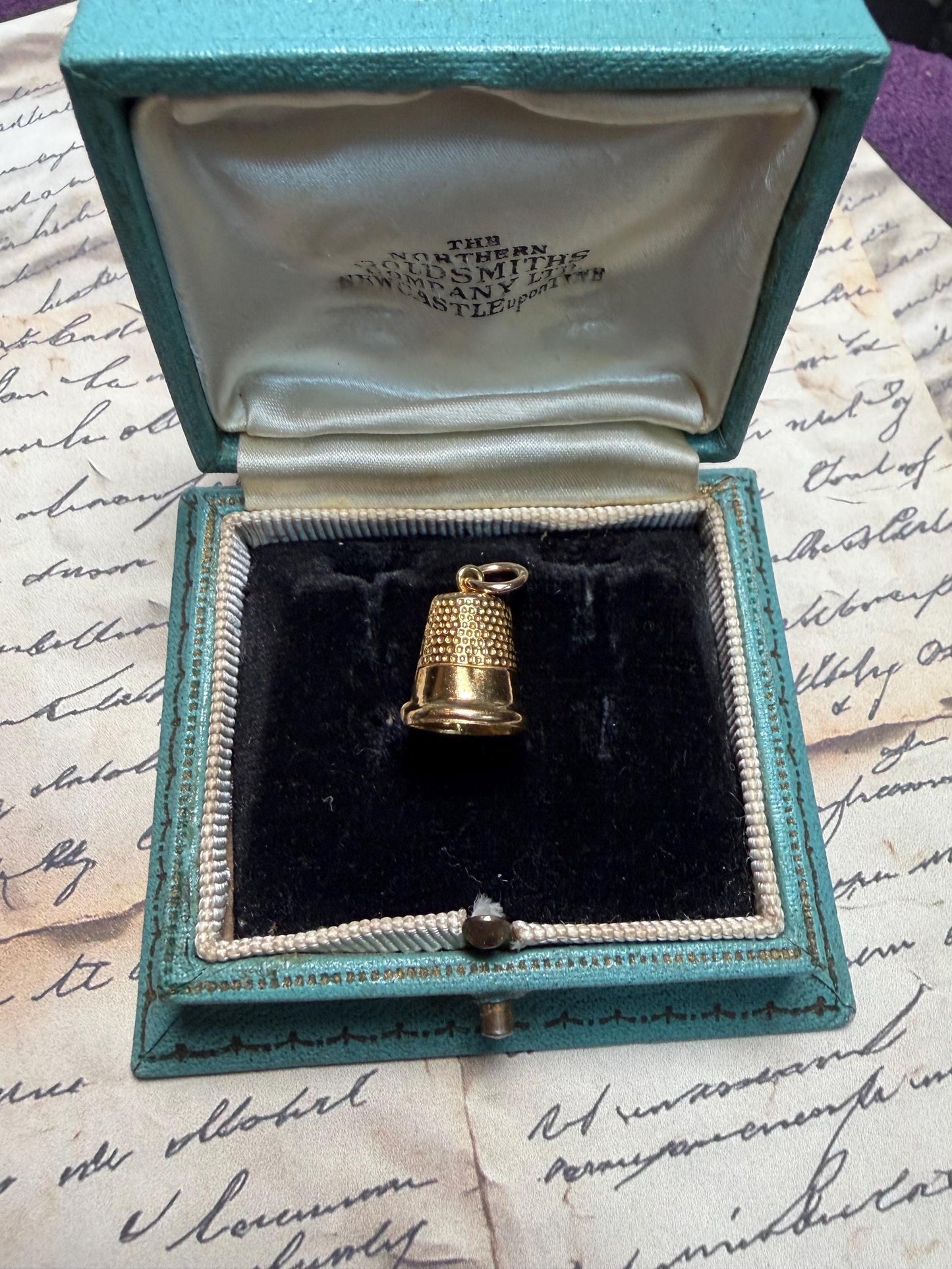 9ct gold thimble .92 grammes in weight - cleaned professionally - bright gold lovely condition