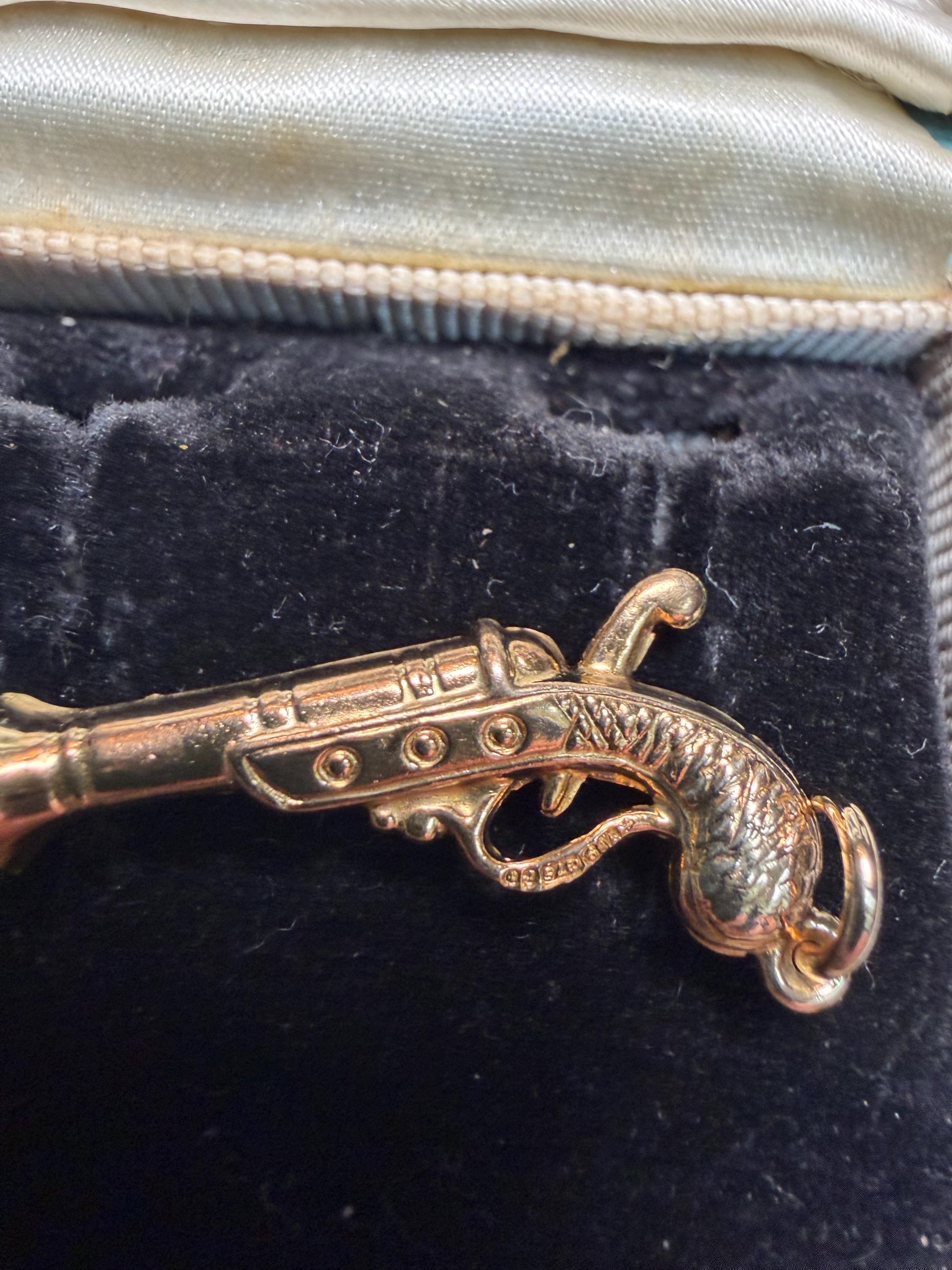9ct engraved Muskat gun -weight. 1 g