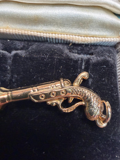 9ct engraved Muskat gun -weight. 1 g