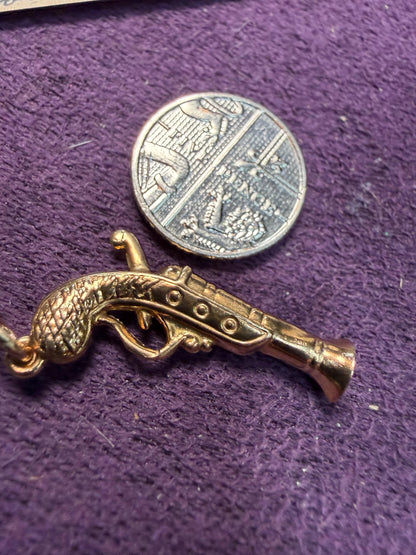 9ct engraved Muskat gun -weight. 1 g