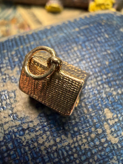 Dog in kennel charm - 4.19 grammes in weight / hallmarked - beautiful condition