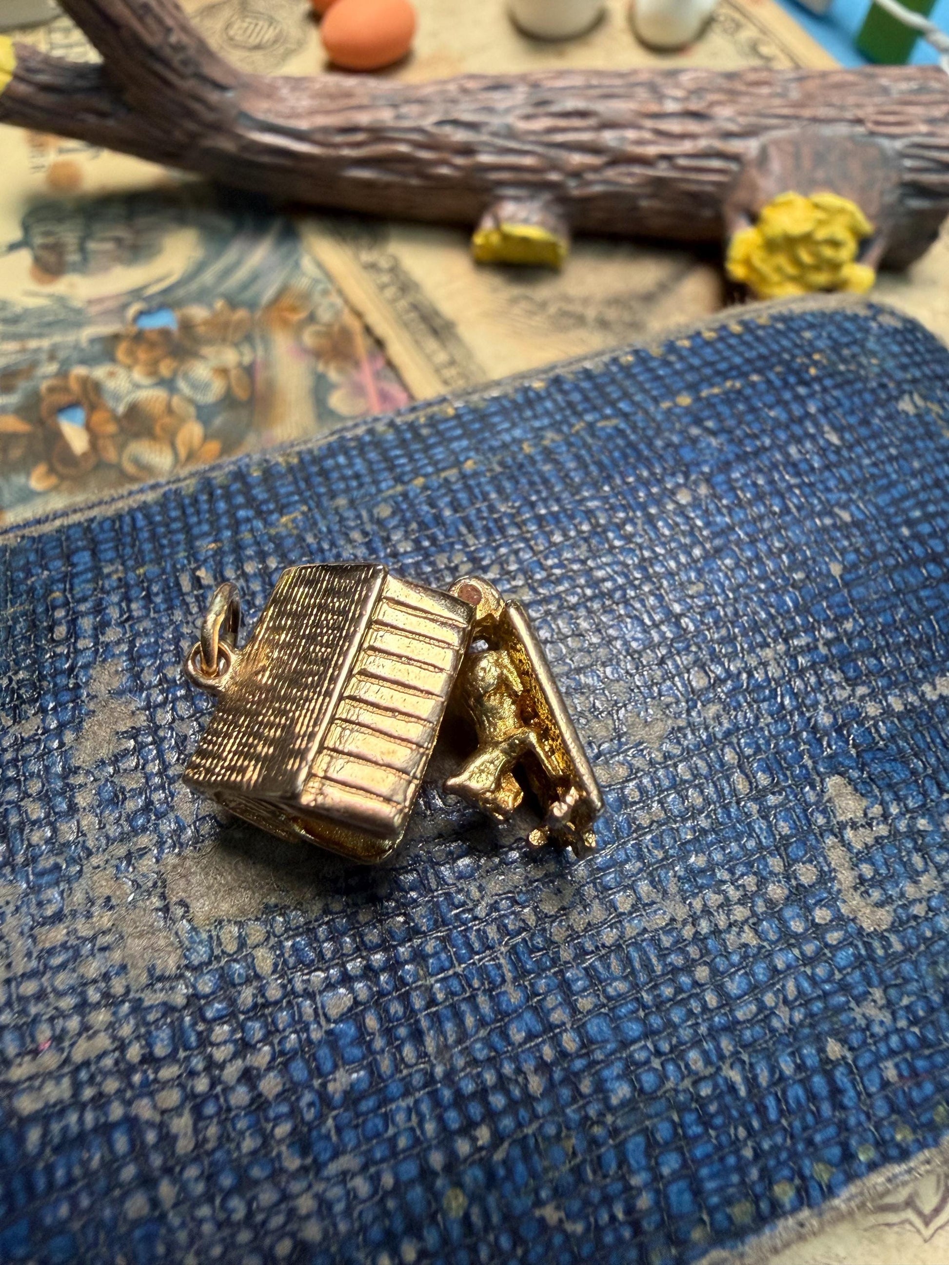 Dog in kennel charm - 4.19 grammes in weight / hallmarked - beautiful condition