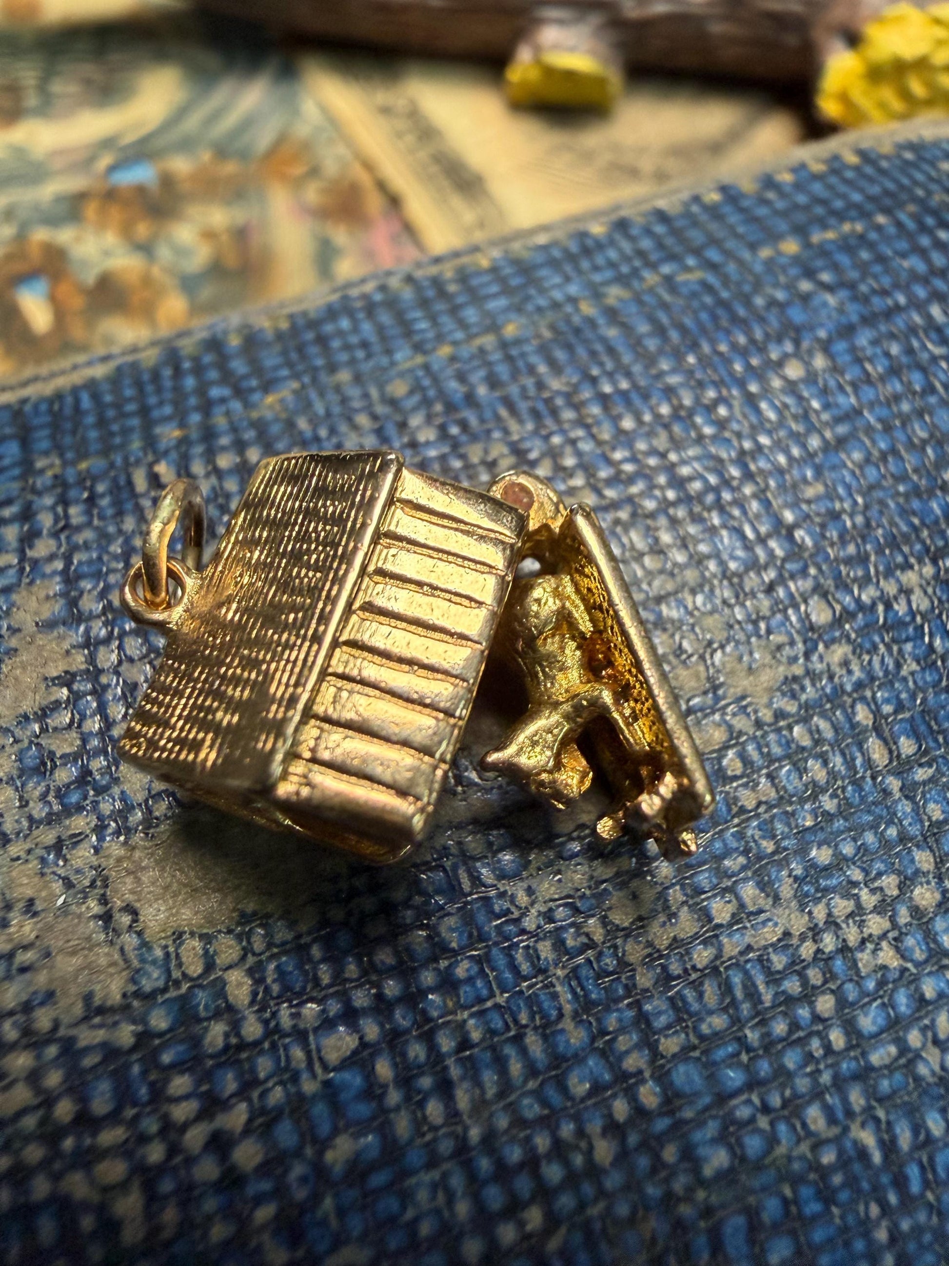 Dog in kennel charm - 4.19 grammes in weight / hallmarked - beautiful condition