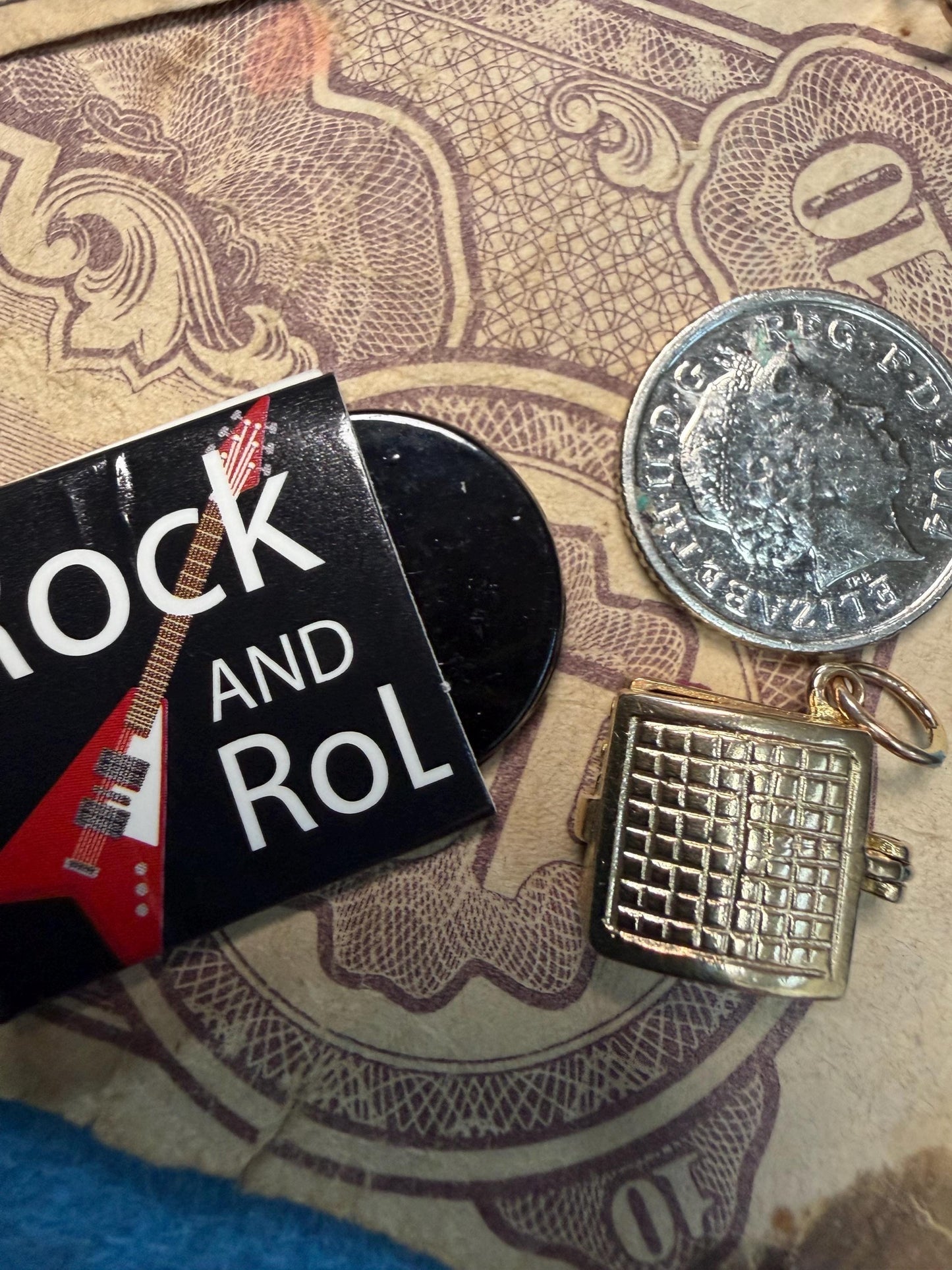 Old record player 9 ct charm / hallmarked in excellent condition - I still can’t find any other charms like this 3.61 g