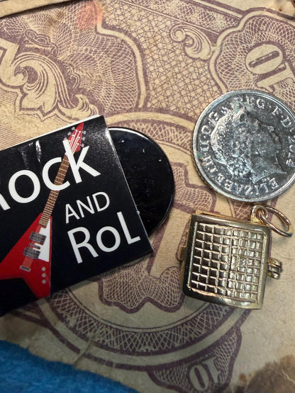 Old record player 9 ct charm / hallmarked in excellent condition - I still can’t find any other charms like this 3.61 g