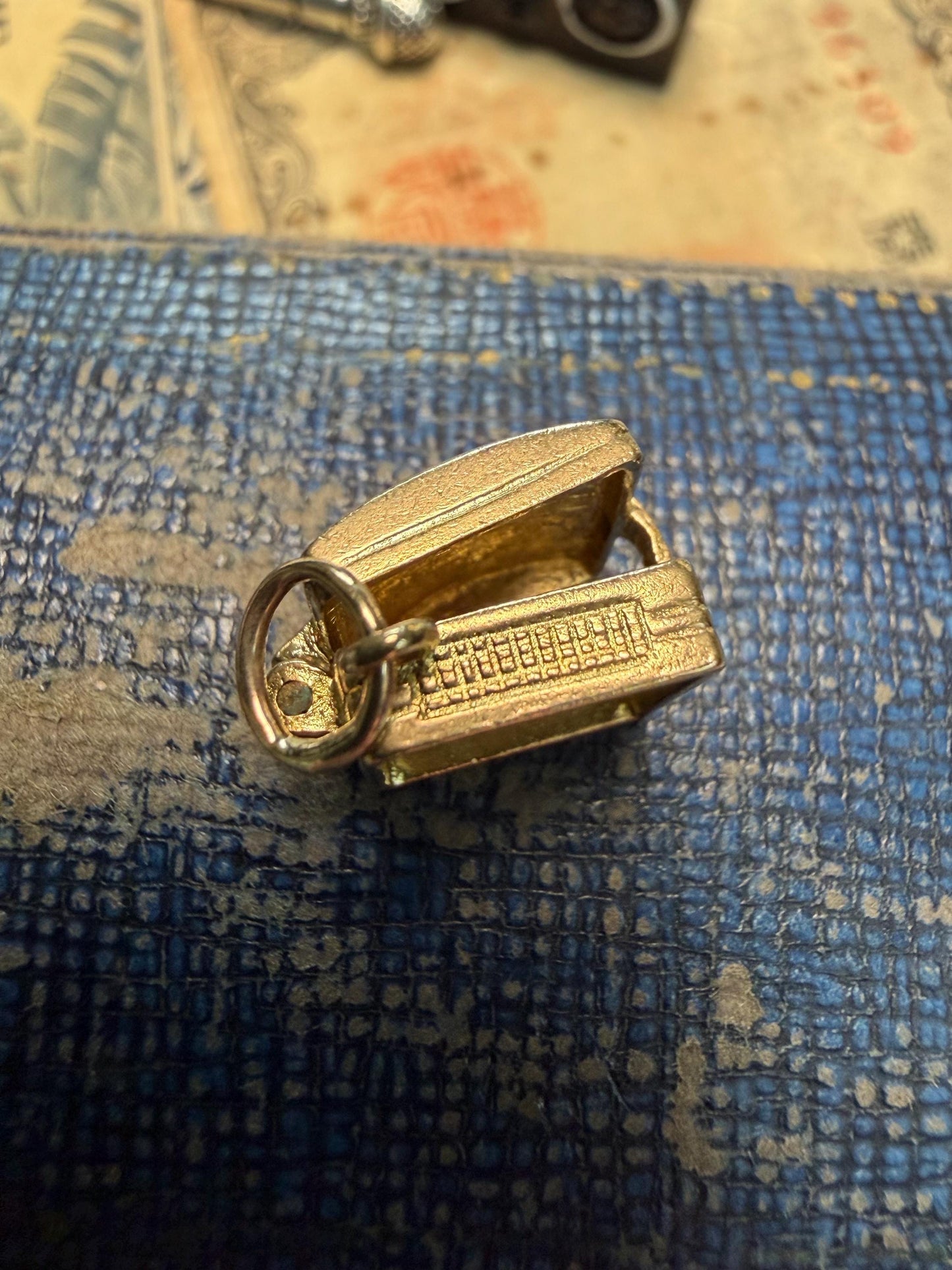 Old record player 9 ct charm / hallmarked in excellent condition - I still can’t find any other charms like this 3.61 g