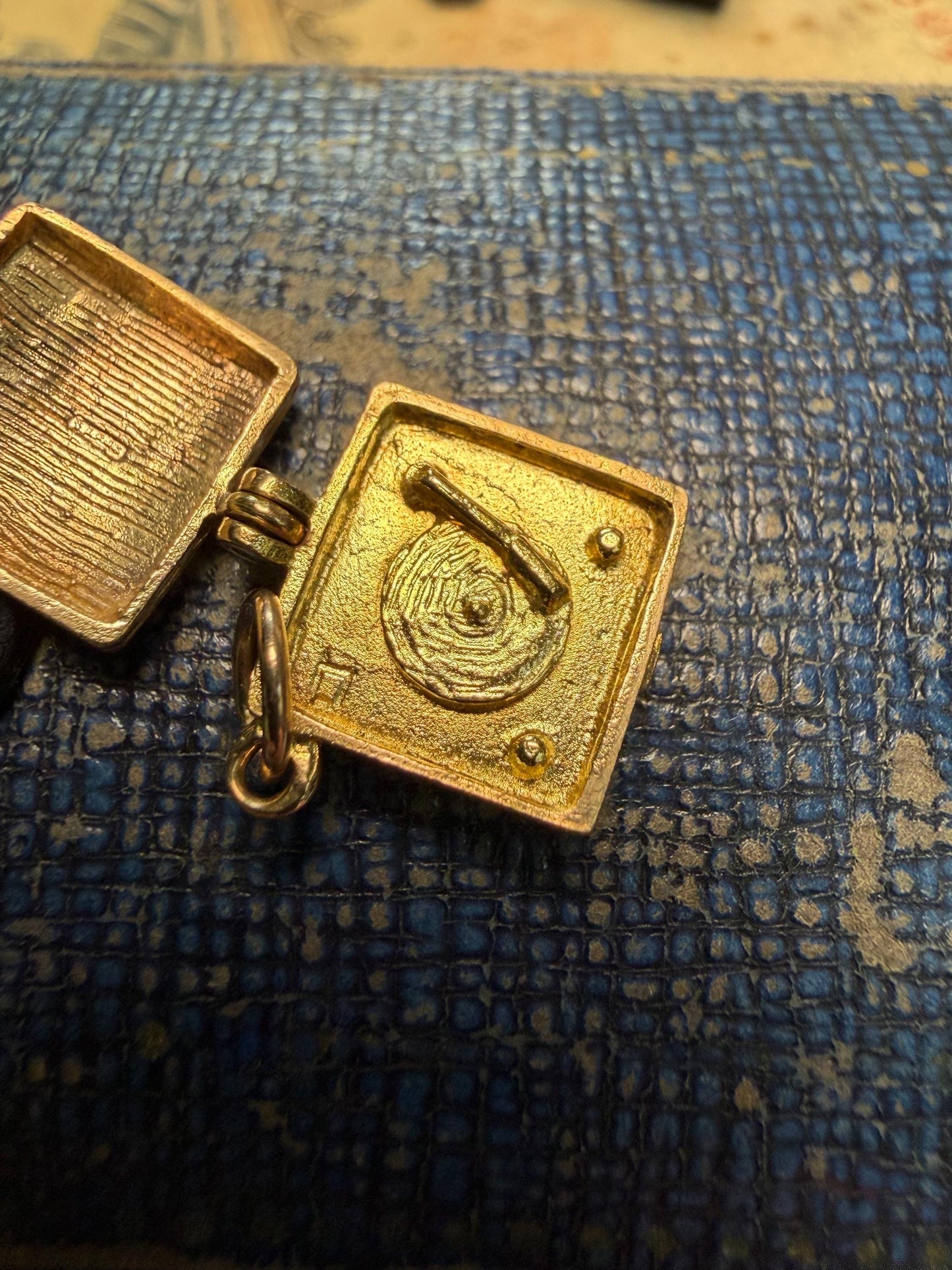 Old record player 9 ct charm / hallmarked in excellent condition - I still can’t find any other charms like this 3.61 g