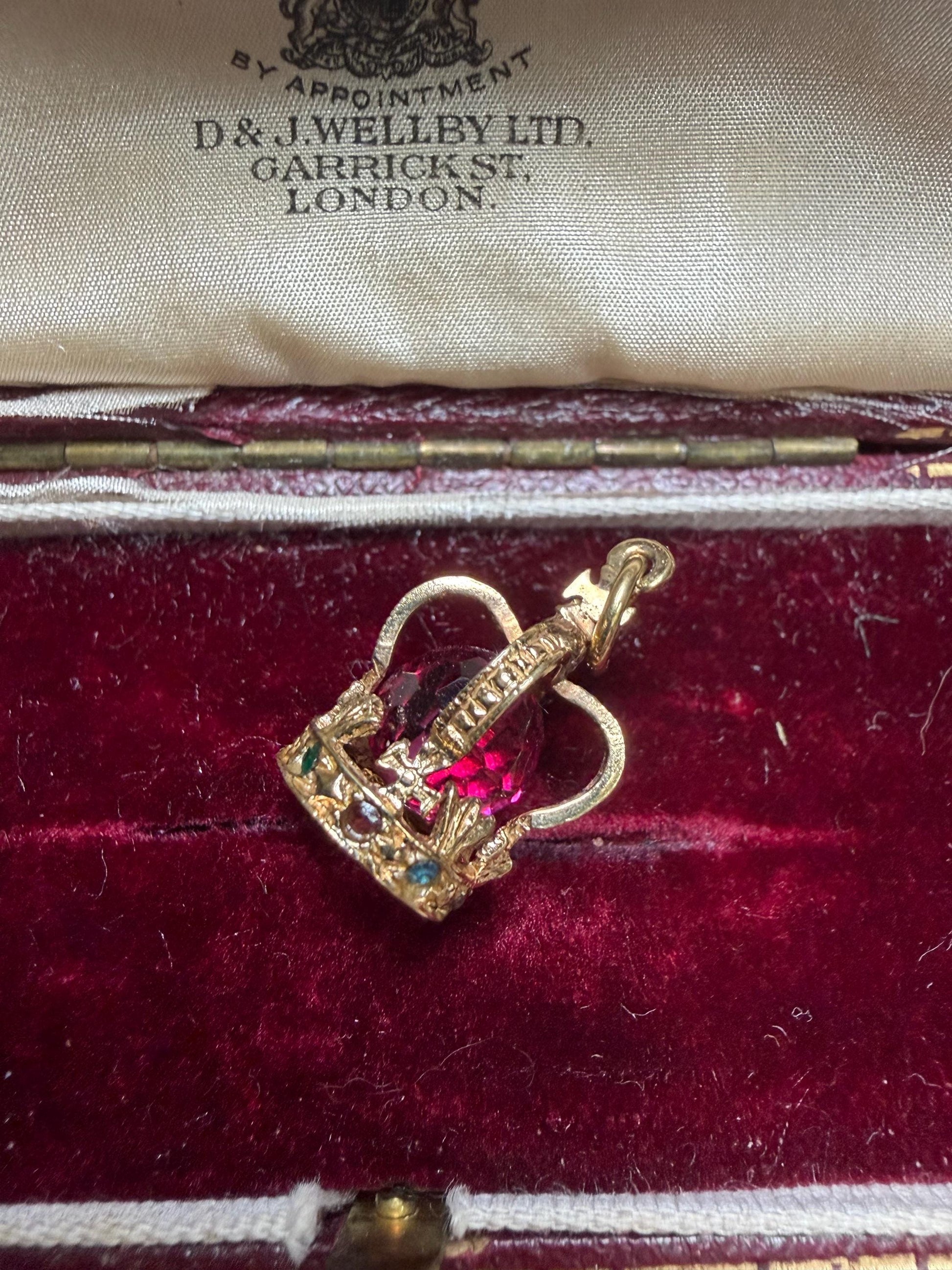 Beautiful jewelled crown charm .2.5 g in weight 20 m x9 m approximately