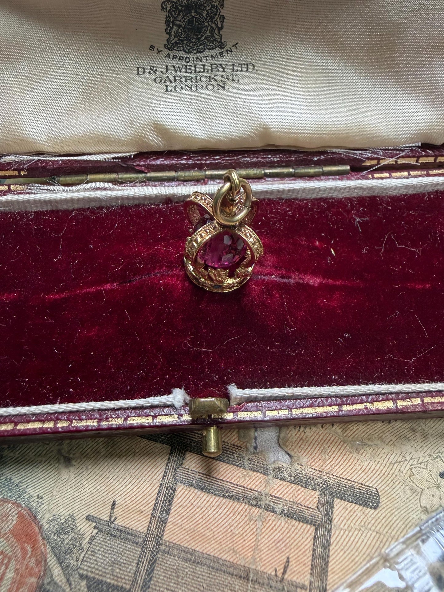 Beautiful jewelled crown charm .2.5 g in weight 20 m x9 m approximately