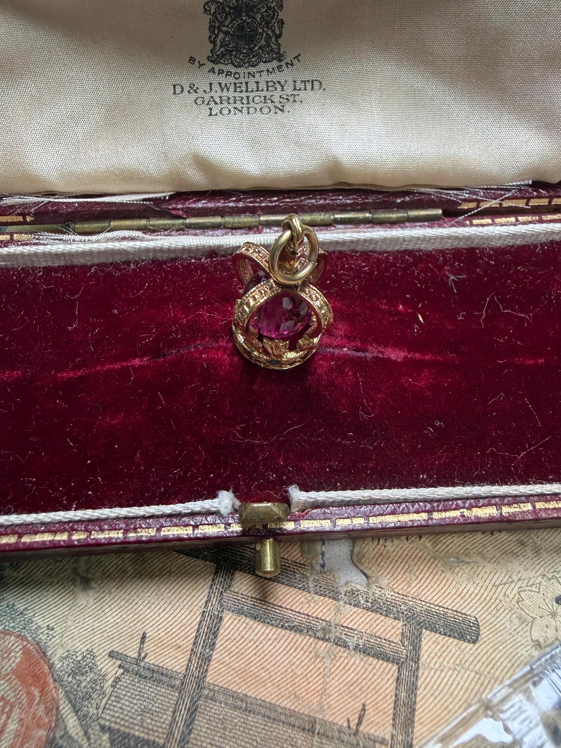 Beautiful jewelled crown charm .2.5 g in weight 20 m x9 m approximately