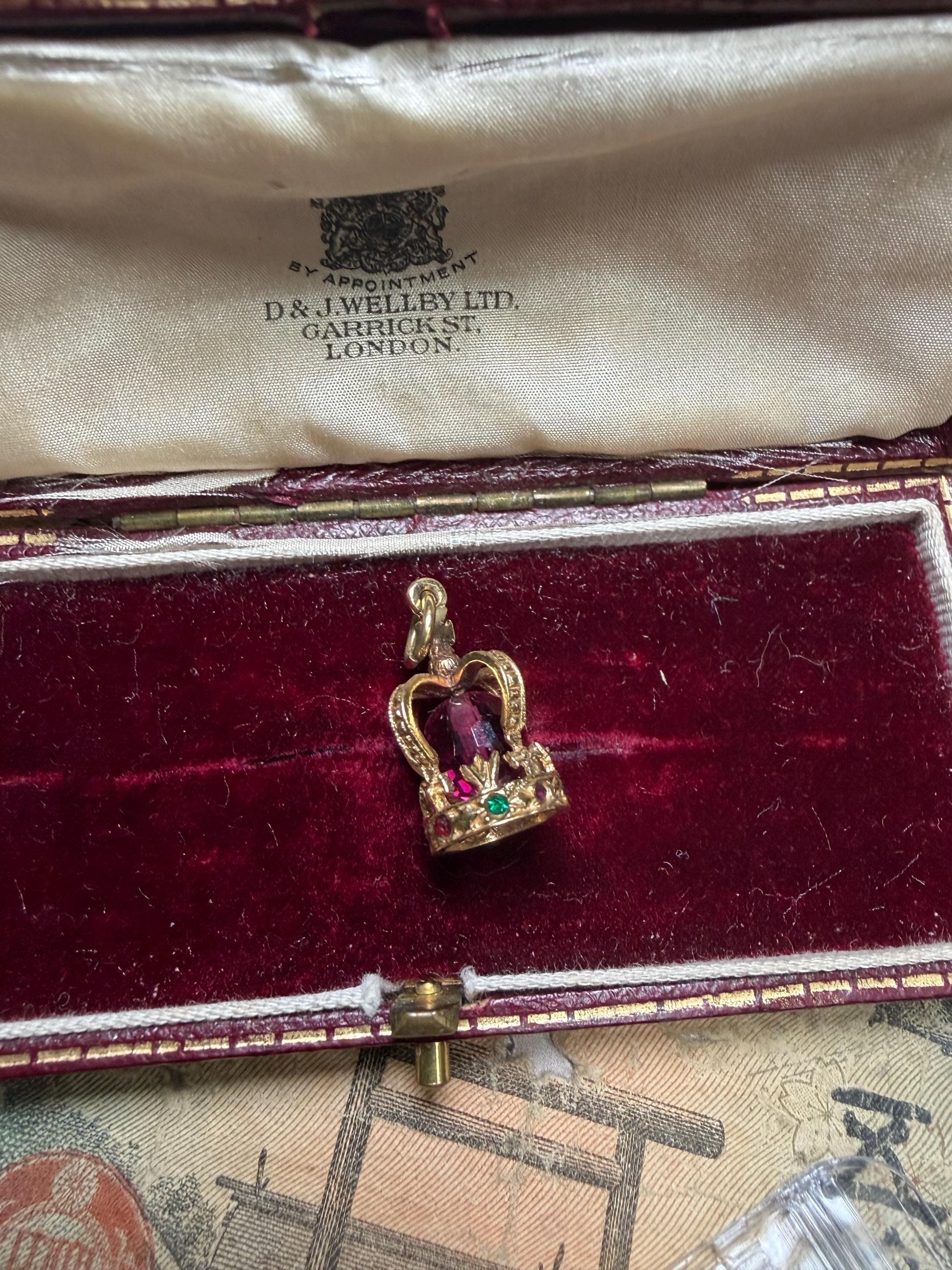 Beautiful jewelled crown charm .2.5 g in weight 20 m x9 m approximately