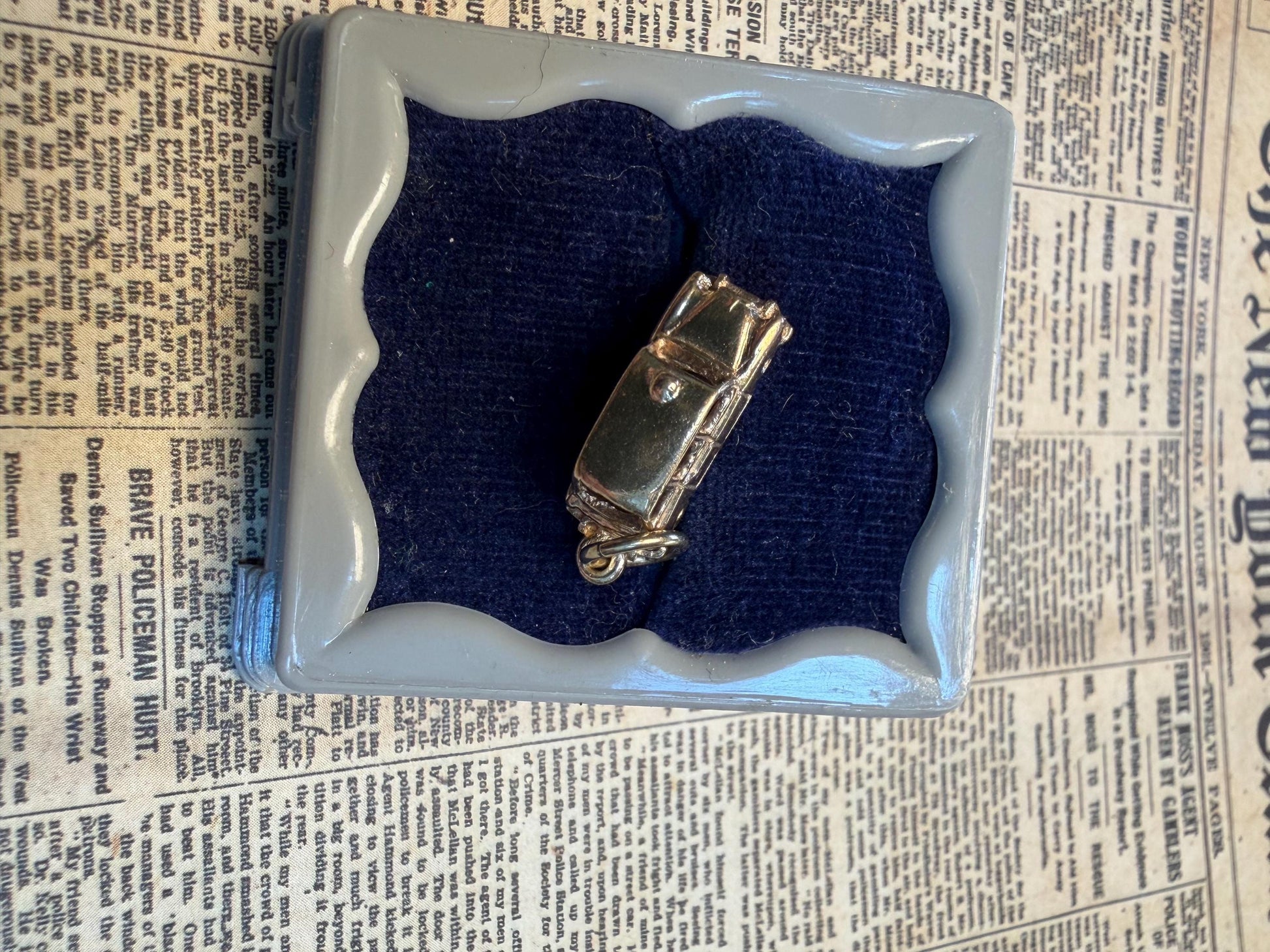Lovely 9 ct gold London Taxi beautifully hallmarked .
