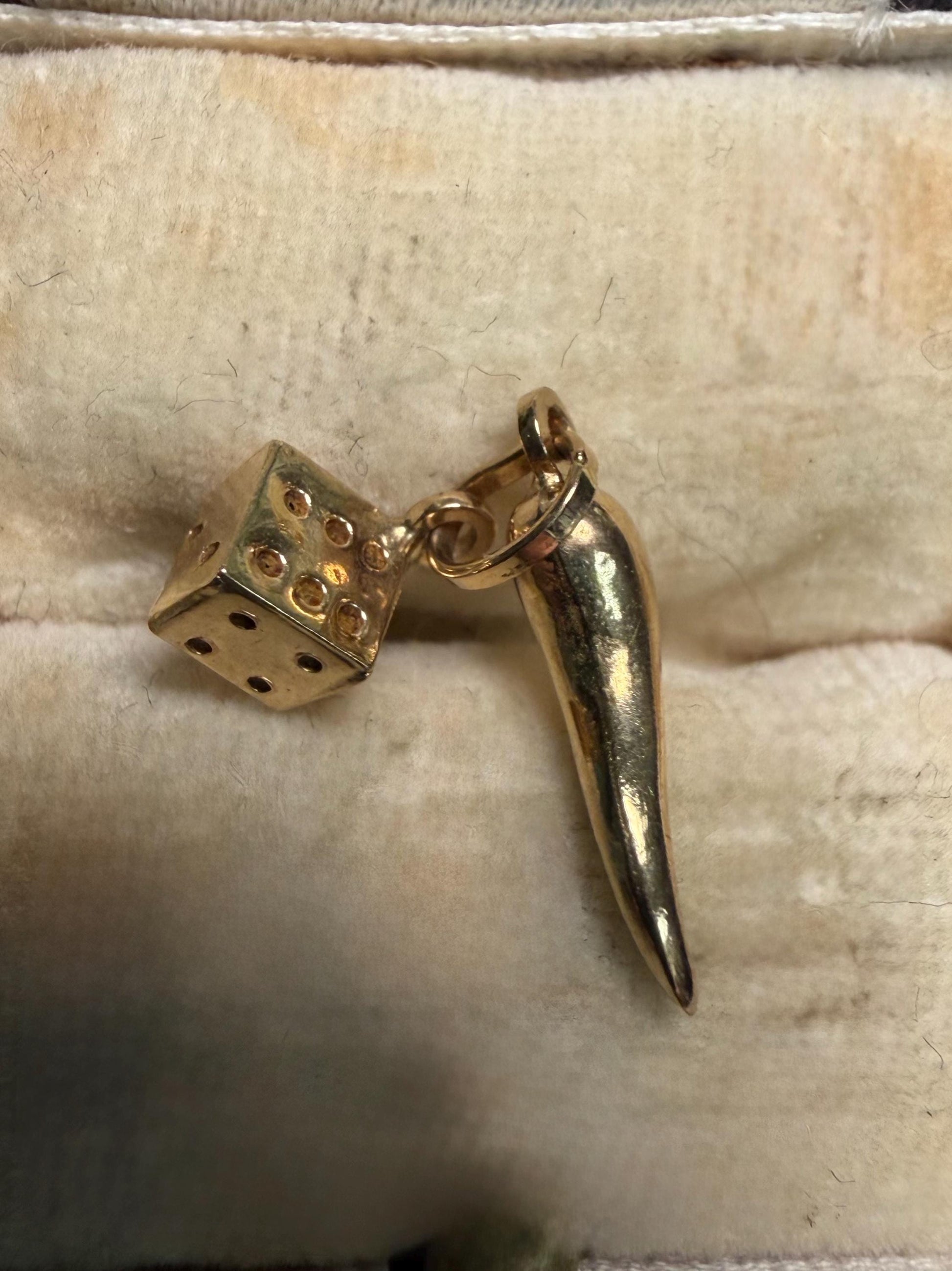 Charming 9ct horn and dice - really lovely miniature charms