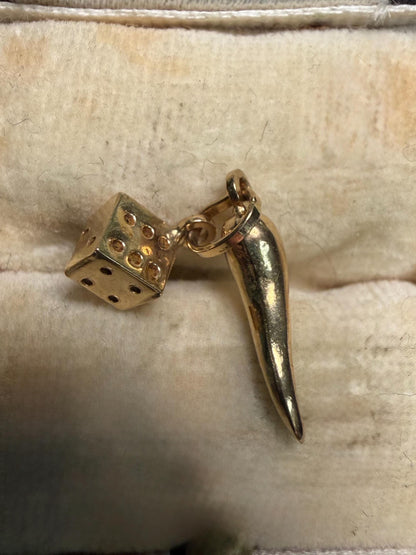 Charming 9ct horn and dice - really lovely miniature charms