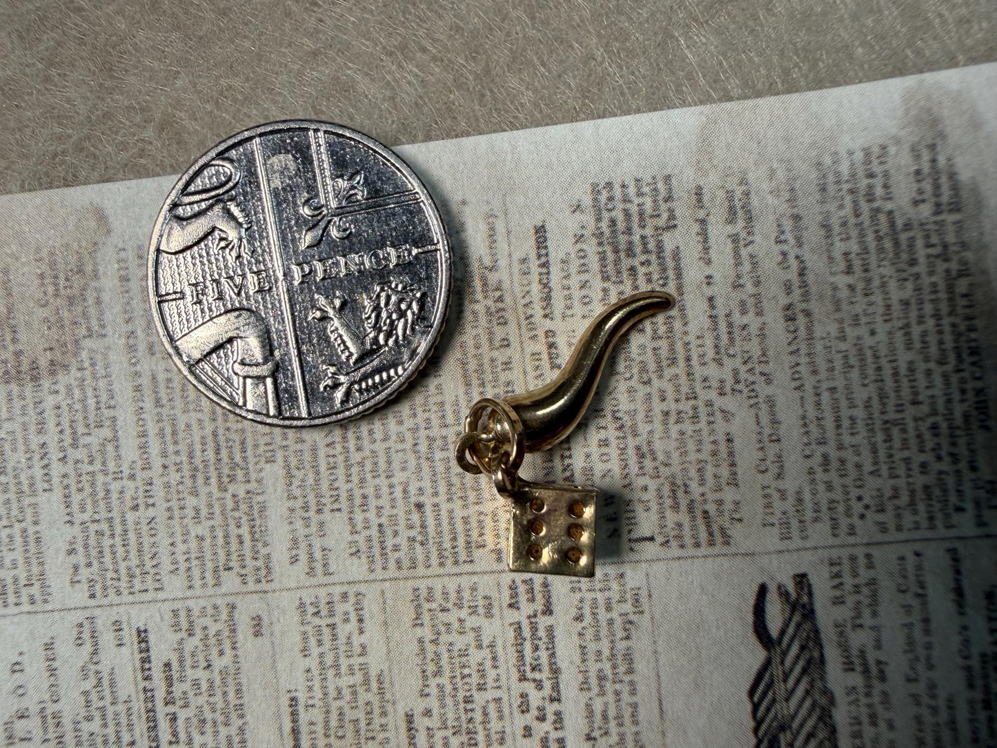 Charming 9ct horn and dice - really lovely miniature charms