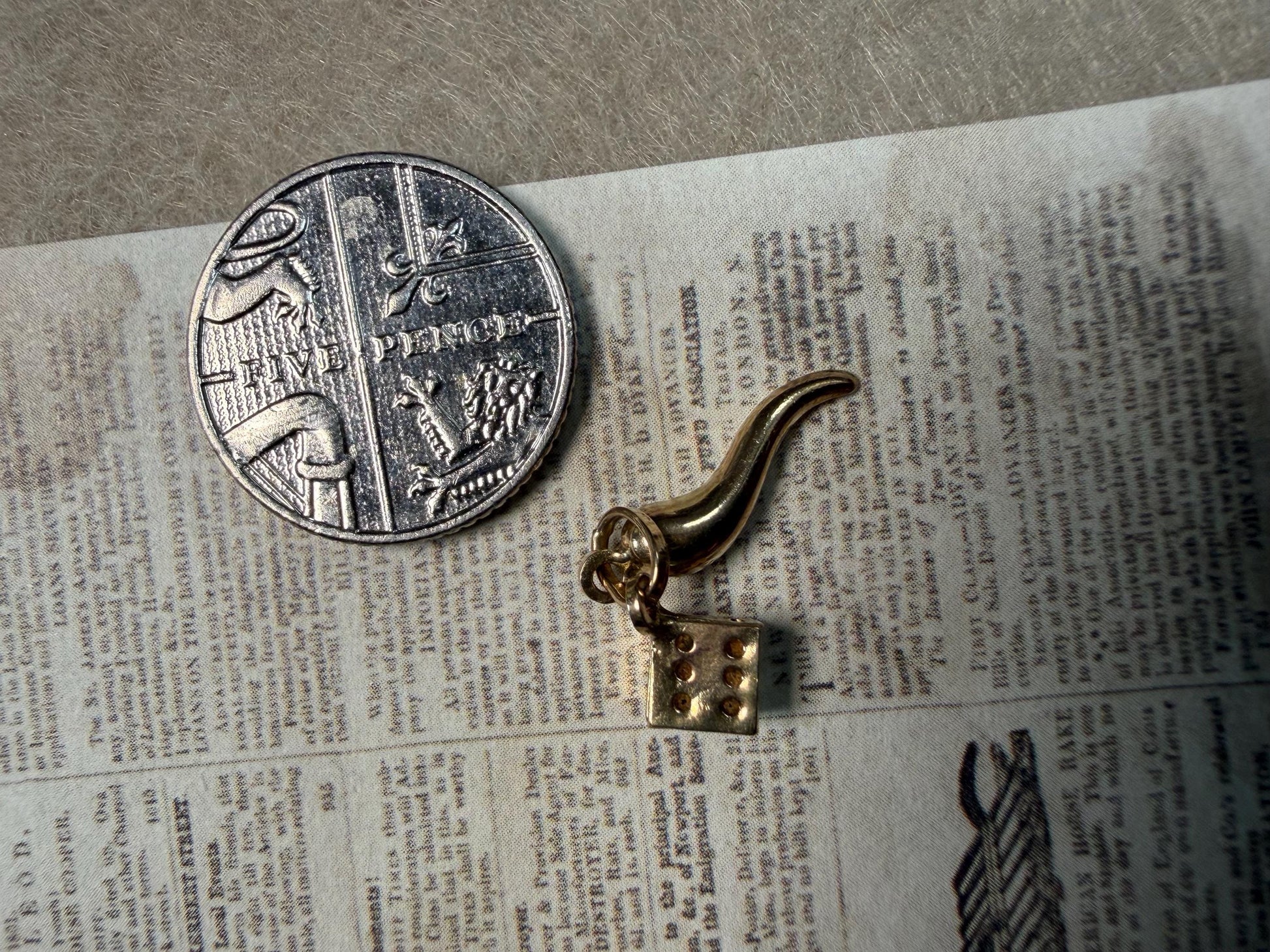Charming 9ct horn and dice - really lovely miniature charms
