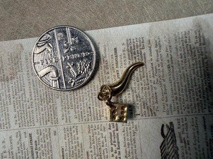 Charming 9ct horn and dice - really lovely miniature charms