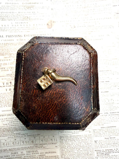 Charming 9ct horn and dice - really lovely miniature charms