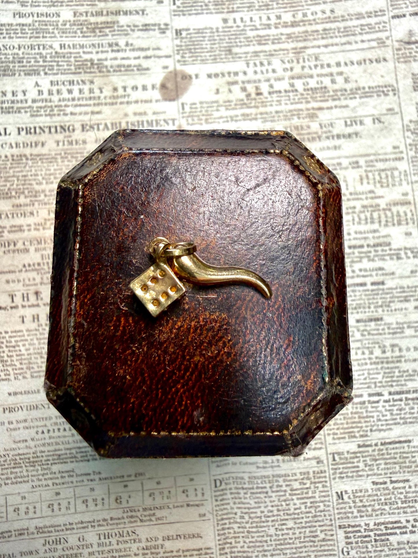 Charming 9ct horn and dice - really lovely miniature charms