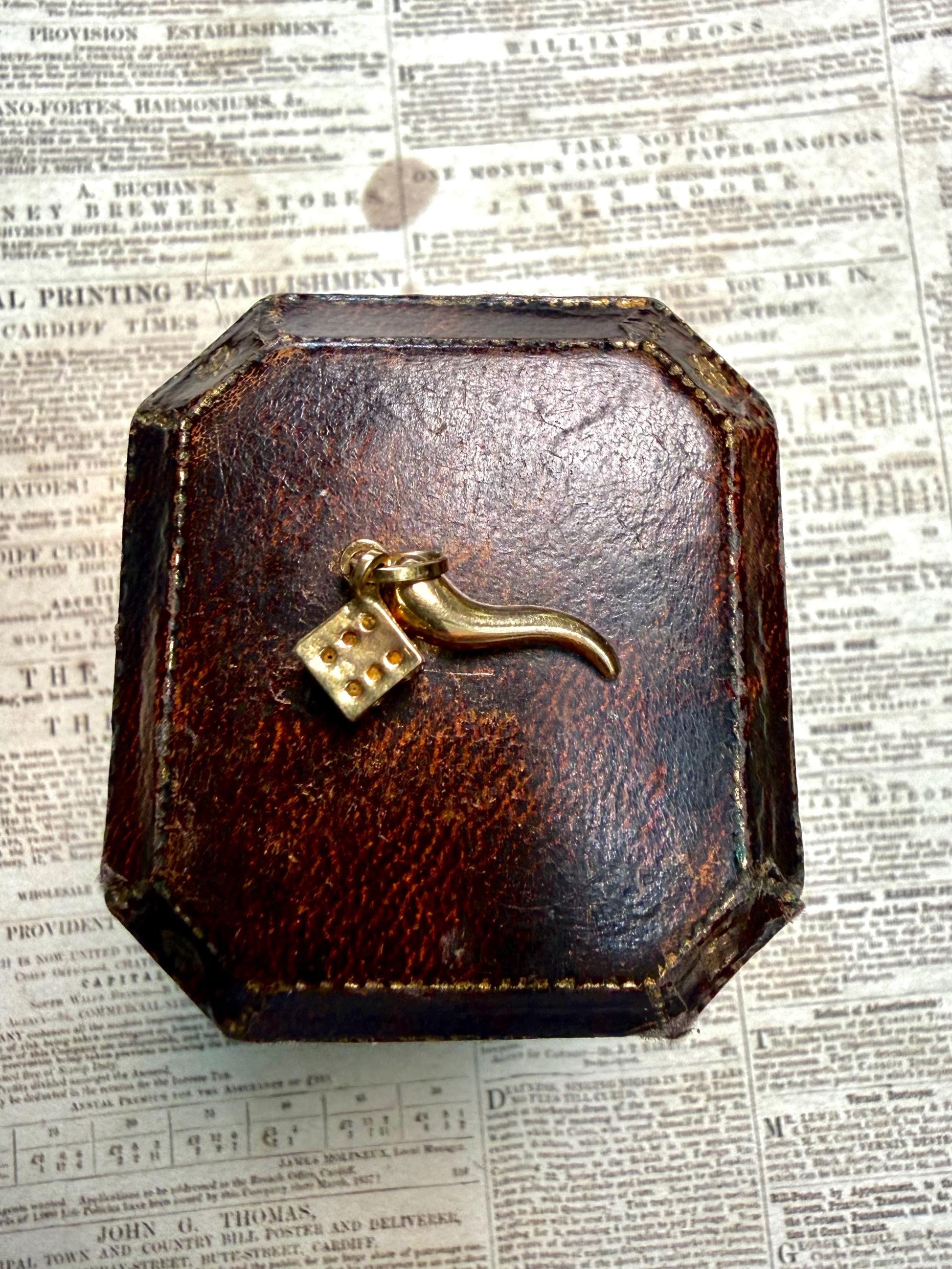 Charming 9ct horn and dice - really lovely miniature charms