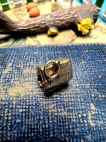 Dog in kennel charm - 4.19 grammes in weight / hallmarked - beautiful condition