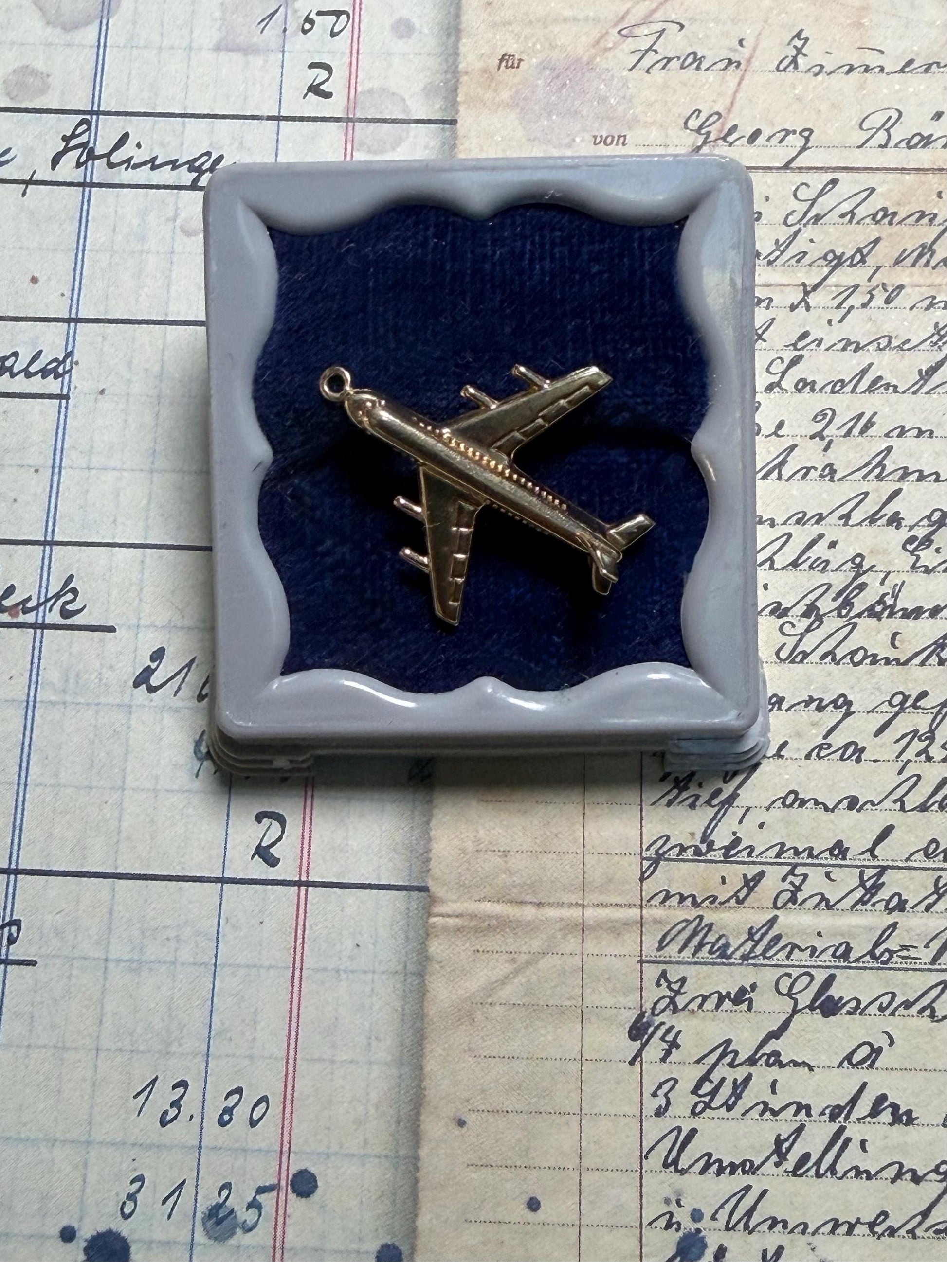 9ct gold plane