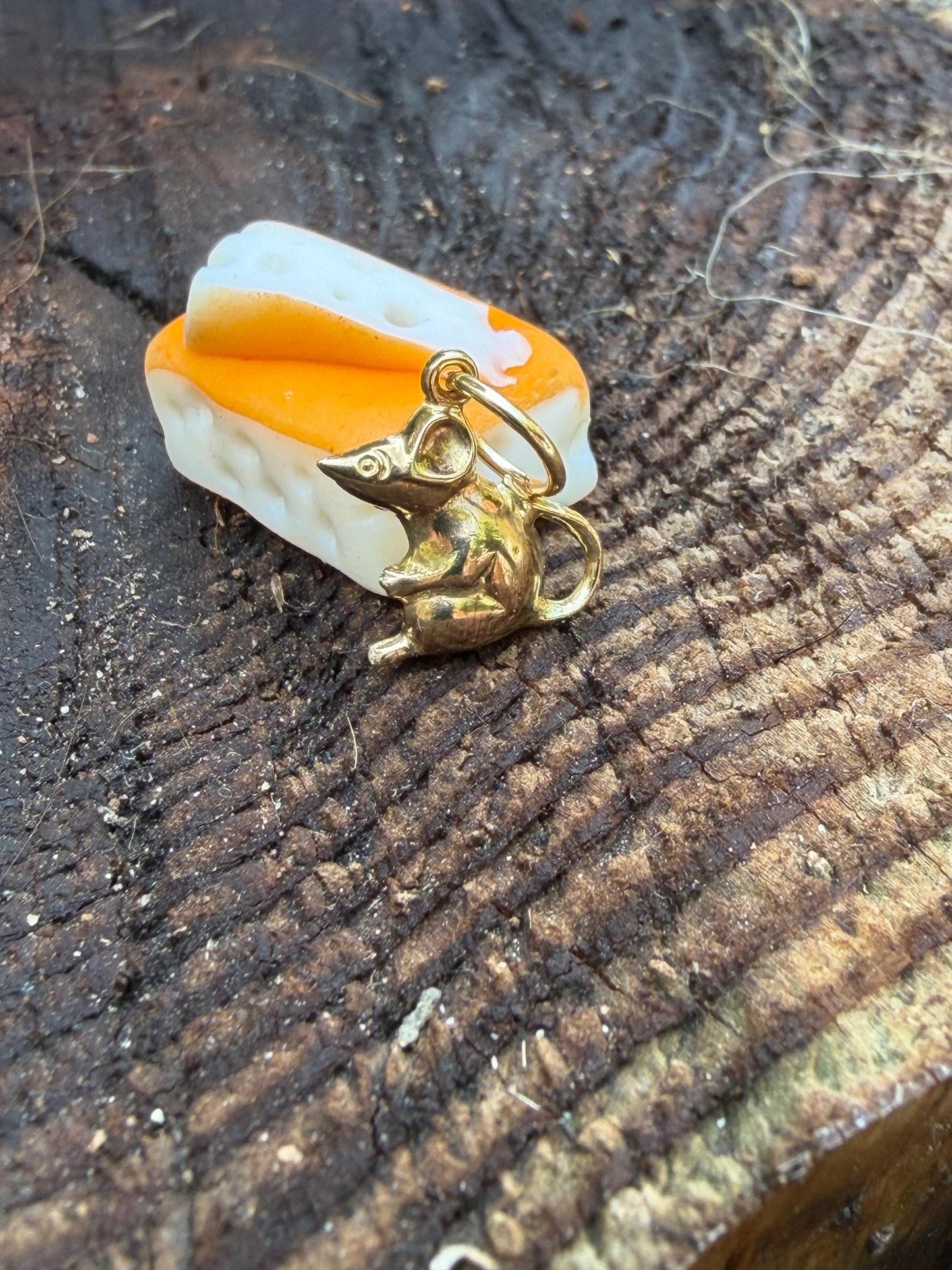 9ct gold tiny mouse / hallmarked