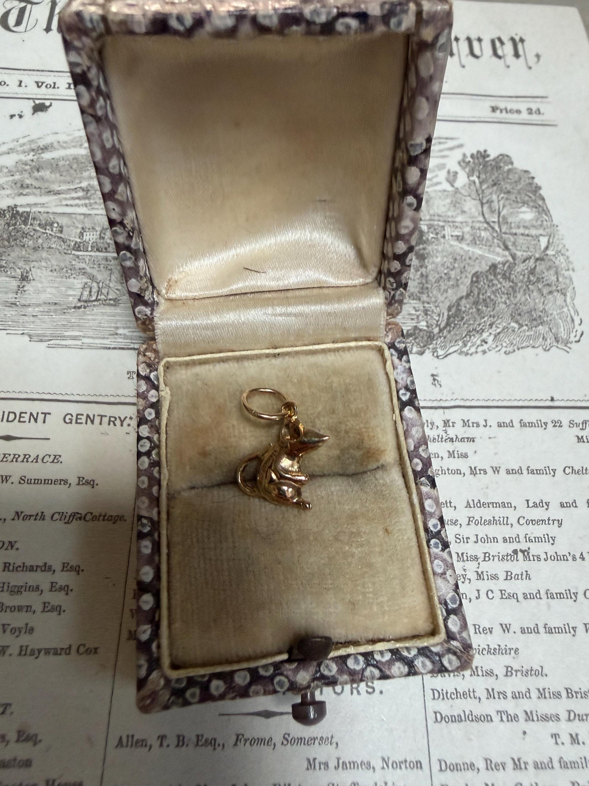 9ct gold tiny mouse / hallmarked