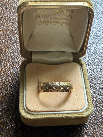 Vintage 9ct Gold Star-Cut Patterned Wide Band Ring | 1970s